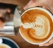 Latte art, una de las técnicas valoradas en las cafeterías de especialidad reconocidas a nivel mundial.