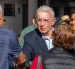 El expresidente (2002-2010), Álvaro Uribe, saluda a un simpatizante a su llegada a un colegio electoral para votar durante la segunda vuelta de las elecciones presidenciales del 21 de junio de 2026.