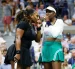 Venus y Serena Williams durante un partido de dobles en Wimbledon.