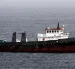 Un barco comercial navega por las costas de Khasab en el Estrecho de Ormuz, Musandam, Omán.
