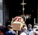 Personas trasladan el féretro de Franco Baresi en la basílica de San Ambrosio durante su funeral en Milán, Italia, el 4 de agosto de 2026.