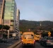 En video quedó registrado cómo la conductora del auto gris impactó al motociclista y se estrelló contra la señal de Zona Escolar.