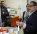 El ministro de Salud revisa el inventario de medicamentos durante una inspección en Guamaní.