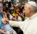 El Papa León XIV, bendice a un niño en la Basílica de San Pedro, Ciudad del Vaticano, el 5 de agosto de 2026.