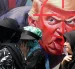 Ciudadanos iraníes caminan junto a una pancarta anti-Trump durante la ceremonia del Día de Arbaeen en las calles de la capital, Teherán, Irán, el 4 de agosto de 2026.