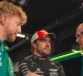 Fernando Alonso junto al equipo de Aston Martin durante los preparativos previos a una carrera.