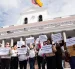 Mientras pacientes protestaban, en el balcón del Palacio colocaron un parlante con música a todo volumen, para que no se escuchen las proclamas.