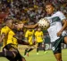 Bryan Carabalí (i.), jugador de Barcelona en el partido ante Liga de Portoviejo por Copa Ecuador.