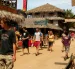 Turistas recorren las calles de Montañita, uno de los destinos más visitados de Ecuador durante los feriados. Imagen referencial.