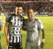 Ronnie Carrillo (izq.) disputa el balón con Neymar Jr. (der.) durante un partido del Campeonato Brasileño.