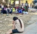 Varios jóvenes se lavan en la calle. Cerca de un millar de inmigrantes -principalmente subsaharianos- acampados en una explanada cercana a la playa del Trampolín de Ceuta.