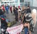 Carpas, cobijas y cartones marcaron la espera de ciudadanos frente a la ANT en Quito, mientras buscaban un turno para su licencia.