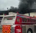 Bomberos de Guayaquil trabajan para controlar el incendio.