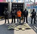 Agentes policiales inspeccionan un contenedor en el puerto de Guayaquil, donde se hallaron 50 bloques de cocaína ocultos entre la carga de fruta.