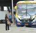 Referencial.Usuarios esperan buses en Guayaquil, en medio del aumento de pasajes que condiciona los planes del feriado.