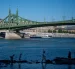 La gente observa el río Danubio mientras fluye a un nivel de agua récord en el centro de Budapest, Hungría, el 28 de julio de 2026.
