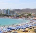 Referencial.Turistas disfrutan de la playa bajo sombrillas en la Costa ecuatoriana, mientras el Inamhi anticipa condiciones variables para el feriado.