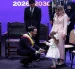 El presidente de Colombia, Abelardo de la Espriella (c-i), saluda a una de sus hijas y a su esposa Ana Lucía Pineda (c-d), durante la ceremonia de investidura como presidente de Colombia .