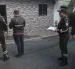 Policías acudieron a investigar el fallecimiento del niño que fue alcanzado por una bala en su dormitorio.