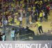 Hinchas ubicados en la tribuna General Sur intentaron ingresar al campo de juego.