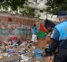 Agente metropolitano supervisa el retiro de basura en un punto de la ciudadela Los Esteros, en el sur de Guayaquil.