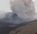 El volcán presenta expulsión de cenizas y emisión de gases.