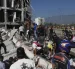 Personas caminan sobre los escombros de un edificio colapsado este lunes, en Cali (Colombia)