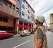 Desgaste de fachada habría provocado caída de escombros en edificio.