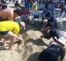 Una familia disfruta de la arena y el sol en la provincia de Santa Elena.