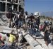Personas caminan sobre los escombros de un edificio colapsado este lunes, en Cali (Colombia). Al menos 20 edificios sufrieron graves daños por consecuencia del terremoto de magnitud 7,4 que sacudió la mayor parte del país, con epicentro en la zona del Pacífico.