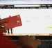 Una persona hace compras en línea usando su tarjeta bancaria.