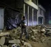 Una persona camina cerca de escombros de viviendas afectadas luego del terremoto.