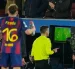 El árbitro Fracois Letexier consulta en la pantalla del VAR antes de señalar penalti a favor del Barcelona.