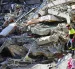 Un integrante de organismos de socorro camina sobre los escombros de una edificación destruida tras el terremoto de magnitud 7,4 que sacudió la víspera la mayor parte de Colombia, este martes en Pereira (Colombia).