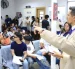Personas esperan su turno en el Registro Civil.
