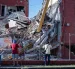 Personas observan viviendas afectadas luego de un terremoto de magnitud 7,4 este 10 de agosto de 2026, en Pereira (Colombia).