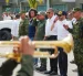 El presidente de Colombia, Abelardo de la Espriella (3-d), asiste junto al ministro de Defensa, Jorge Eduardo Mora López (4-d), y la gobernadora de Chocó, Nubia Carolina Córdoba (2-i), en un puesto de mando unificado por el terremoto de magnitud 7,4 que sacudió al país este lunes, en Quibdó (Colombia).