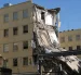Un edificio parcialmente colapsado tras el sismo en Colombia, mientras continúa la búsqueda de personas desaparecidas.