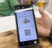 Fotografía de una persona mostrando un código QR del método de pago Pix, en Sao Paulo (Brasil).