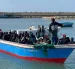Un grupo de migrantes, rescatados en el mar por la Guardia Costera libia tras hundirse su barco en el Mediterráneo.