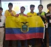 Estudiantes ecuatorianos celebran con su bandera en la Olimpiada Matemática del Cono Sur 2026.