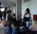 Pacientes esperan su turno para ser atendidos en un hospital de Argentina.
