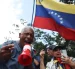 Personas participan en una manifestación para pedir salarios dignos y mejoras laborales este miércoles, en Caracas (Venezuela).