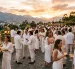 Hoy está de moda vestirse de blanco. Fiestas blancas en un ‘rooftop’ para ver el ‘sunset’. Camisas de lino blanco para los bautizos en la ciudad y los matrimonio fuera de ella.