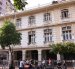 En Guayaquil hay edificios incendiados semidestruidos y casas patrimoniales que se vinieron abajo y permanecieron así hasta que alguna solución salomónica -mezclar modernidad con rescate del patrimonio- apareció, tarde.
