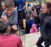Jóvenes participan en un campeonato de farmear aura en Brasil, donde el público elige al ganador por sus bailes, poses y gestos.