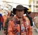 Un rescatista de Topos Azteca explica las posiciones de seguridad durante un terremoto, mientras equipos trabajan entre los escombros.