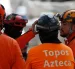 Integrantes de una brigada de Los Topos Aztecas mexicanos habla este miércoles, durante una jornada de búsqueda y rescate en Cali (Colombia).
