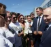 El presidente ruso Vladimir Putin (derecha) se reúne con residentes locales en la isla de Iturup, región de Sajalín, Rusia, el 13 de agosto de 2026. (Rusia)