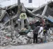 Personas observan un edificio destruido por el terremoto en Quibdó, Colombia.